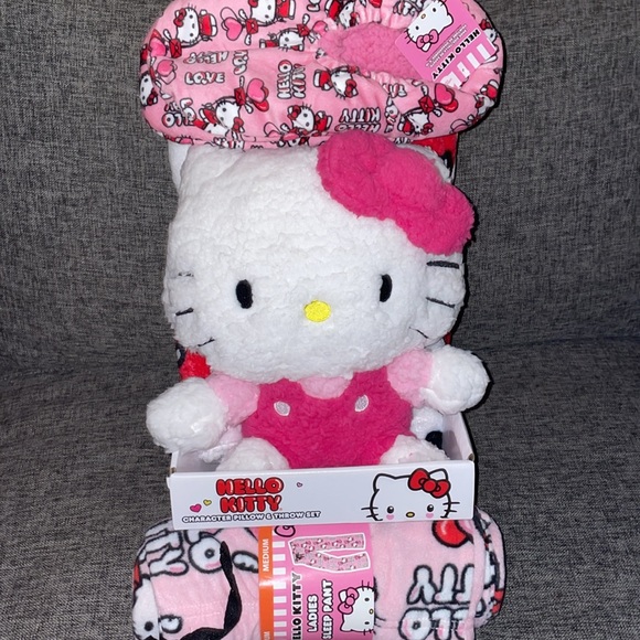 Hello Kitty Valentines Day Cozy Bundle - Picture 7 of 9